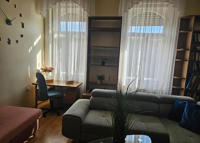 Cozy Apartment And Rooms Near Kalvin Square
