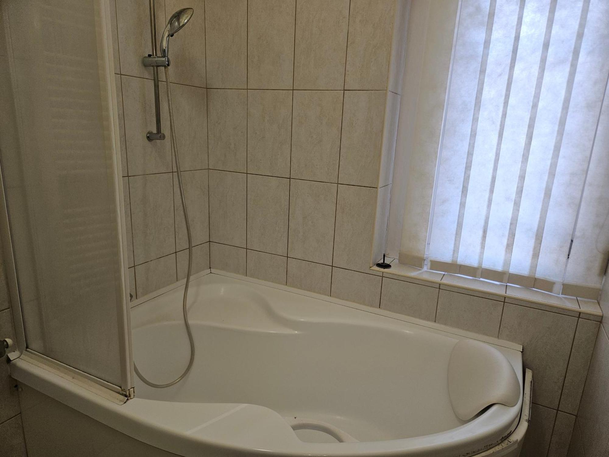 Cozy And Near Kalvin Square Apartmán
