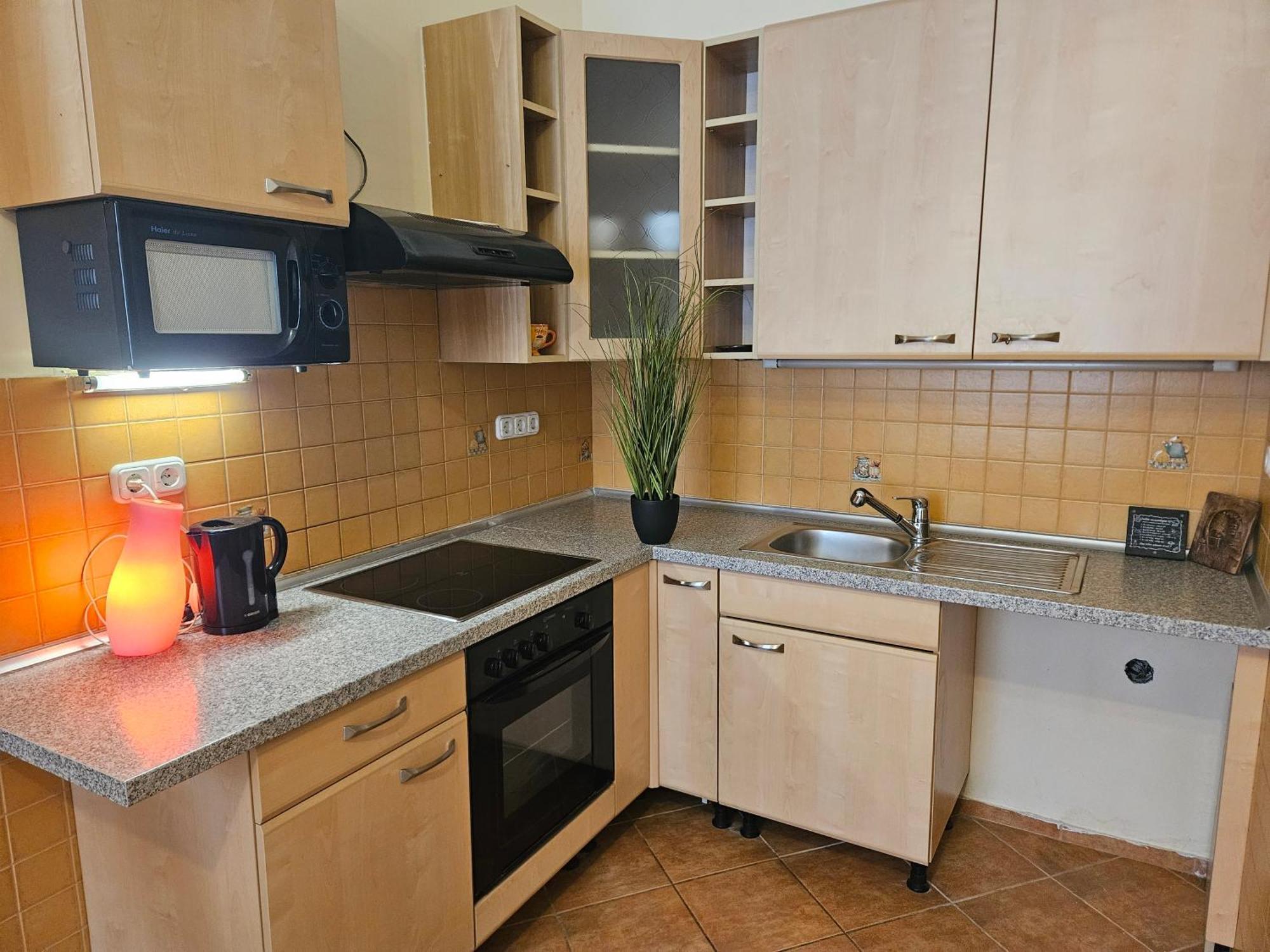 Cozy And Near Kalvin Square Apartmán