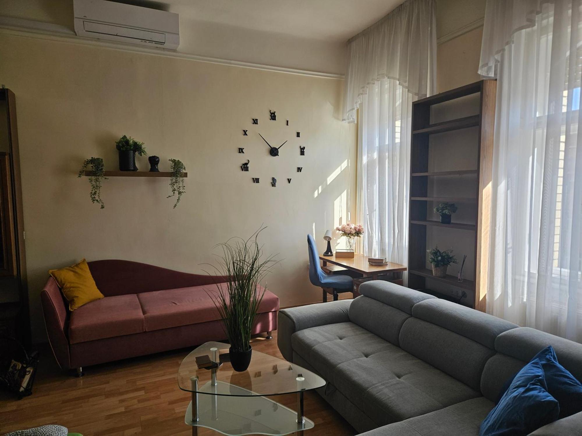Cozy And Near Kalvin Square Apartmán