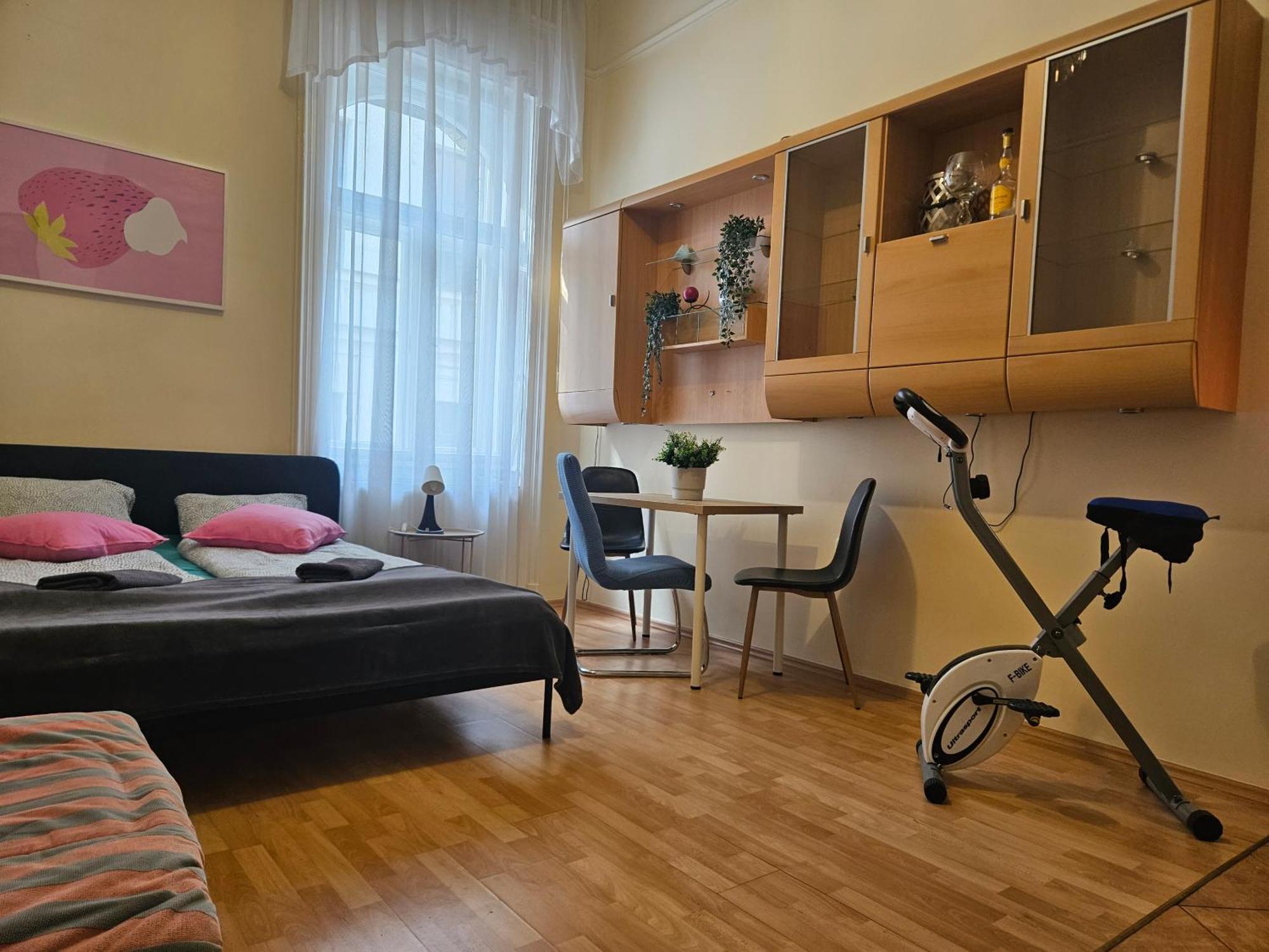 Cozy And Near Kalvin Square * Budapešť