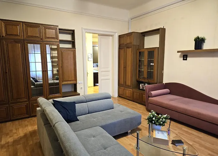 Cozy Apartment And Rooms Near Kalvin Square
