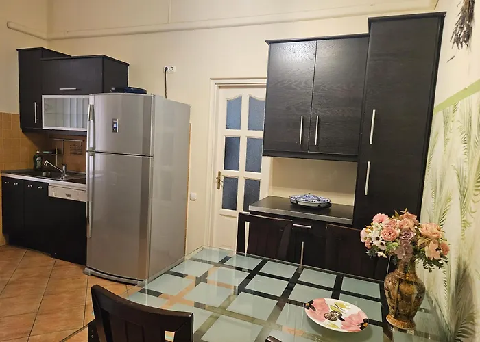 Cozy Apartment And Rooms Near Kalvin Square